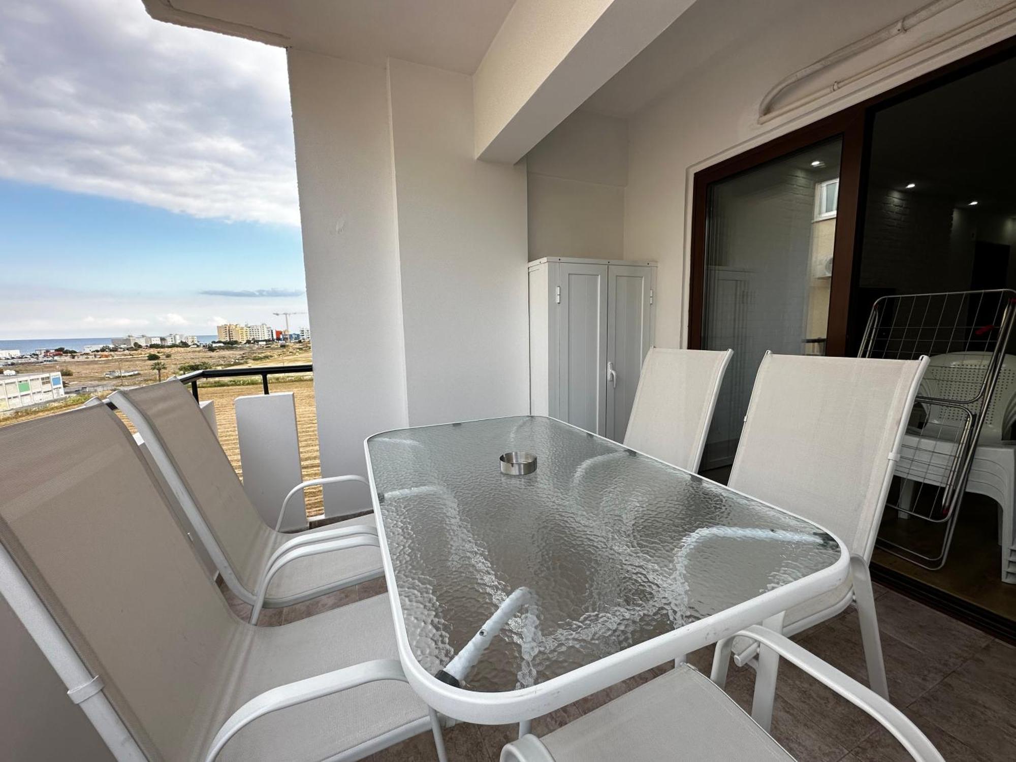 Maestro Sea - View Apartment Larnaca Buitenkant foto